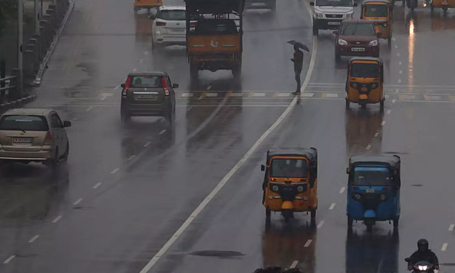 சென்னையில் நள்ளிரவு முதல் வெளுத்து வாங்கும் கனமழை