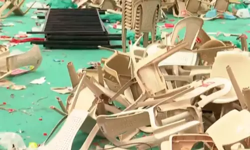 அலங்கோலமாக காட்சியளித்த த.வெ.க. மாநாட்டு திடல்- ஏராளமான நாற்காலிகள் சேதம்