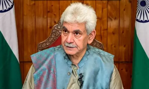 ஜம்மு காஷ்மீர்: பயங்கரவாத அமைப்புடன் தொடர்பில் இருந்த 2 அரசு ஊழியர்களை பணிநீக்கம் செய்த துணை நிலை ஆளுநர்