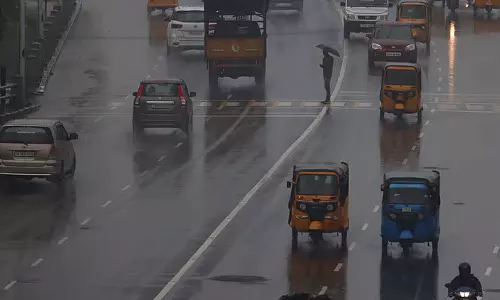 சென்னையில் நள்ளிரவு முதல் வெளுத்து வாங்கும் கனமழை