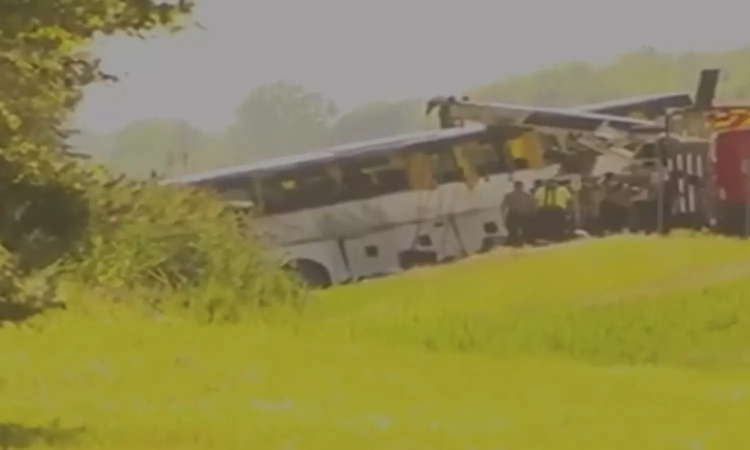 நியூயார்க்கில் பேருந்து விபத்து- சுற்றுலாப் பயணிகள் 5 பேர் உயிரிழப்பு