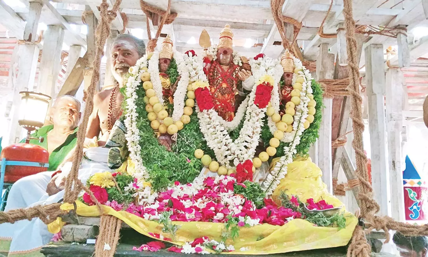 அரோகரா கோஷம் விண்ணதிர திருச்செந்தூர் கோவிலில் ஆவணித்திருவிழா தேரோட்டம் கோலாகலம்