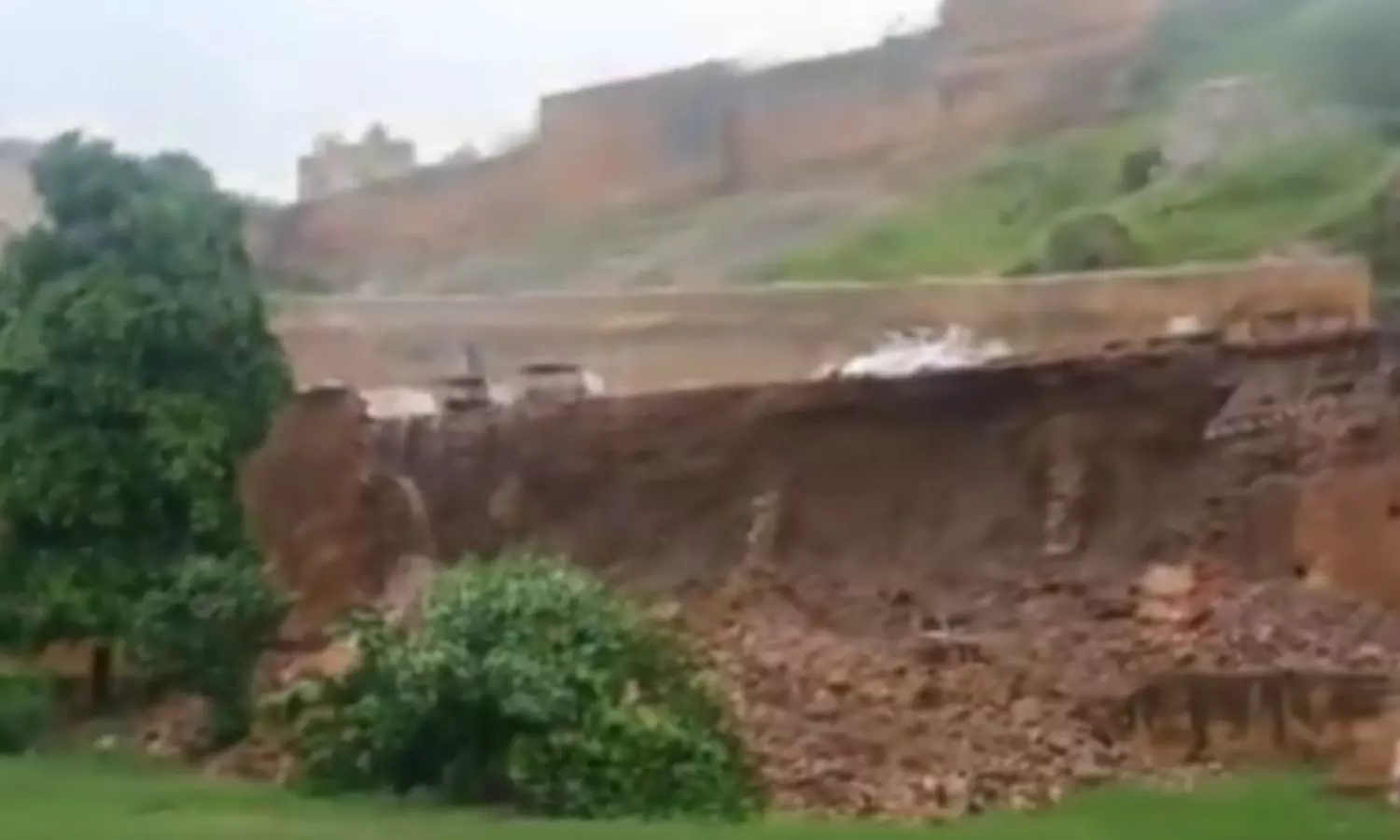 VIDEO: கனமழையால் இடிந்து விழுந்த வரலாற்று சிறப்புமிக்க அமீர் கோட்டையின் 200 அடி நீள சுவர் VIDEO: கனமழையால் இடிந்து விழுந்த வரலாற்று சிறப்புமிக்க அமீர் கோட்டையின் 200 அடி நீள சுவர்