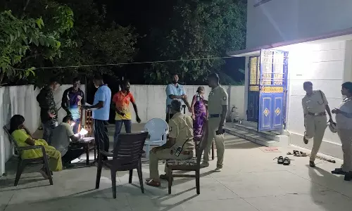 அரசு பள்ளி ஆசிரியர் வீட்டில் 55 பவுன் நகை- ரூ.5 லட்சம் பணம் கொள்ளை