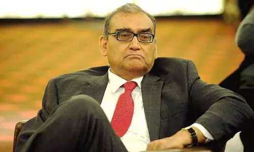 என்னைப் பார்த்து கண்ணடிக்கும் பெண் வக்கீல்களுக்கு சாதகமாக தீர்ப்பு.. உச்சநீதிமன்ற முன்னாள் நீதிபதி சர்ச்சை