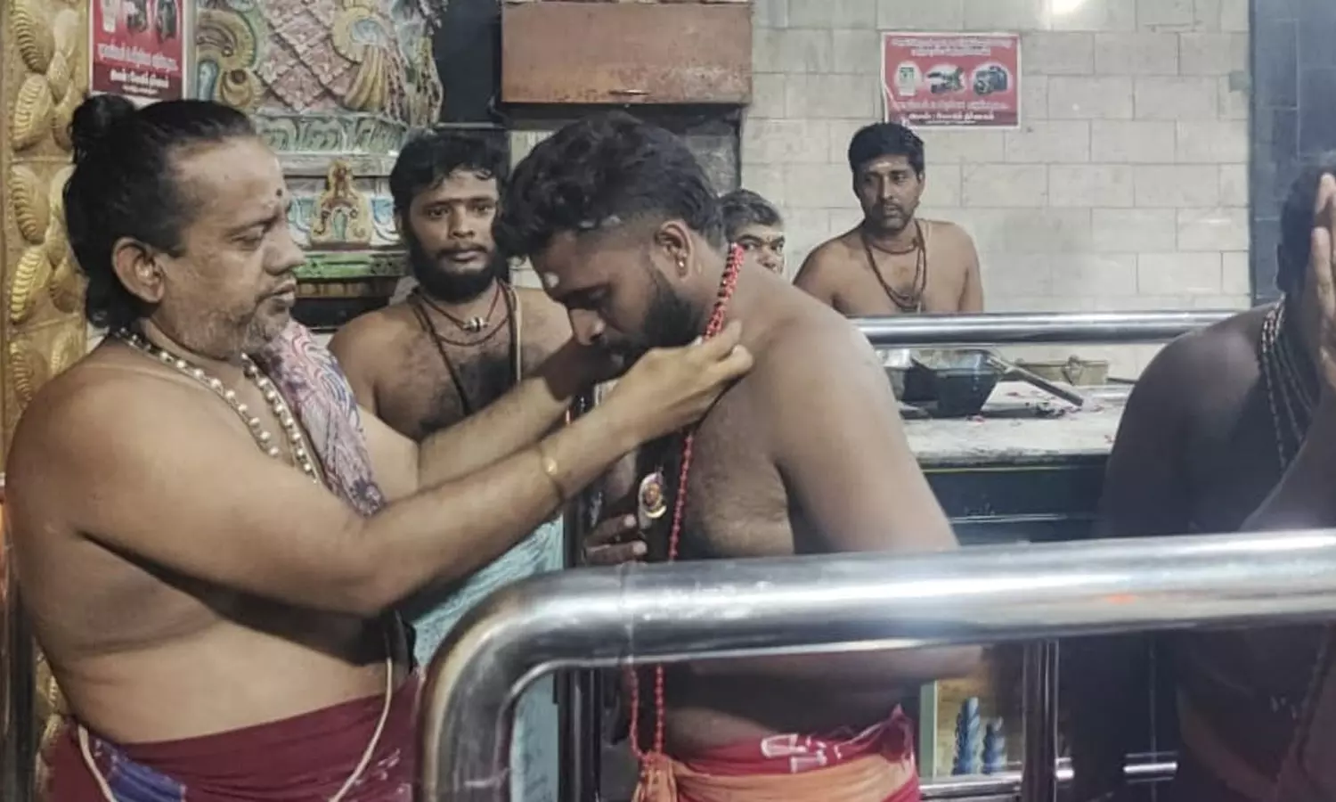 குலசேகரன்பட்டினம் தசரா திருவிழா- 41 நாட்கள் விரதம் இருக்கும் பக்தர்கள் மாலை அணிந்தனர்