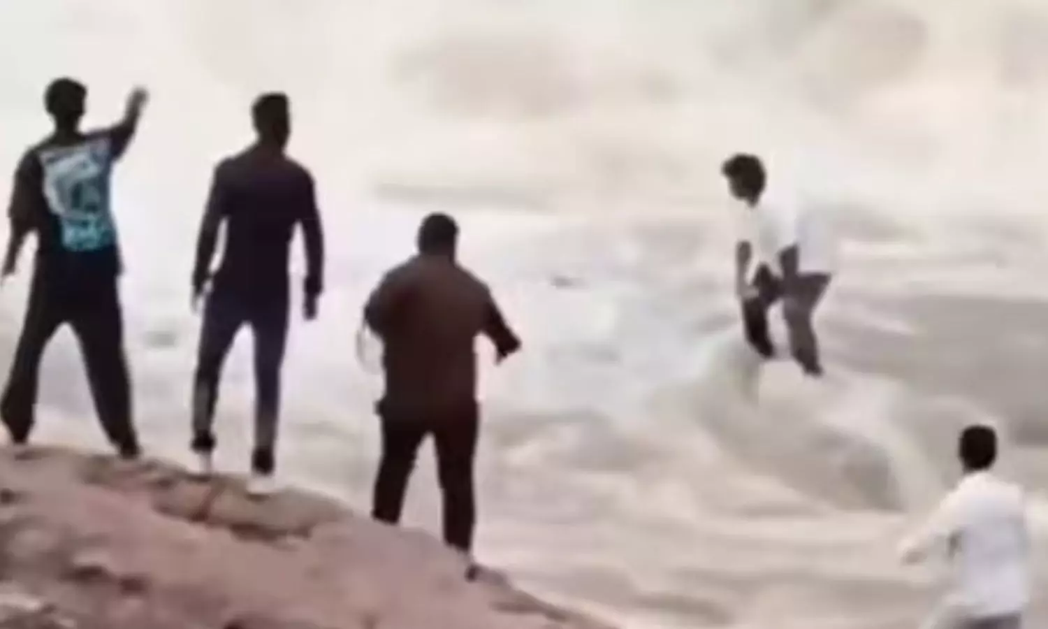 அருவியை படம்பிடித்தபோது வெள்ளத்தில் அடித்துச் செல்லப்பட்ட யூடியூபர் - பதறவைக்கும் வீடியோ