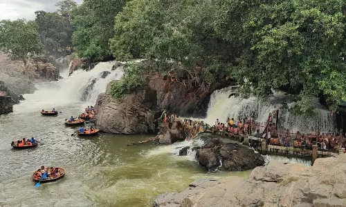 விடுமுறை என்பதால் ஒகேனக்கல்லில் குவிந்த சுற்றுலாப் பயணிகள்