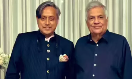 இது அரசியல் பழிவாங்கும் நடவடிக்கை - ரணில் விக்ரமசிங்கே கைதுக்கு சசி தரூர் கண்டனம்