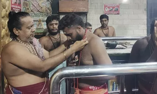 குலசேகரன்பட்டினம் தசரா திருவிழா- 41 நாட்கள் விரதம் இருக்கும் பக்தர்கள் மாலை அணிந்தனர்