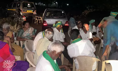 விளைநிலங்கள் வழியாக குழாய்கள் பதிக்க எதிர்ப்பு- அதிகாரிகளை முற்றுகையிட்டு விவசாயிகள் போராட்டம்