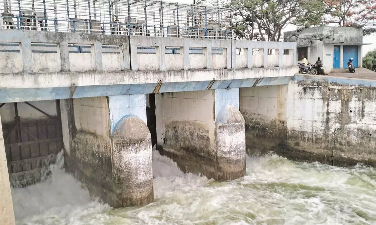 வீராணம் ஏரி மீண்டும் நிரம்பியது- உபரி நீர் வெளியேற்றம் வீராணம் ஏரி மீண்டும் நிரம்பியது- உபரி நீர் வெளியேற்றம்