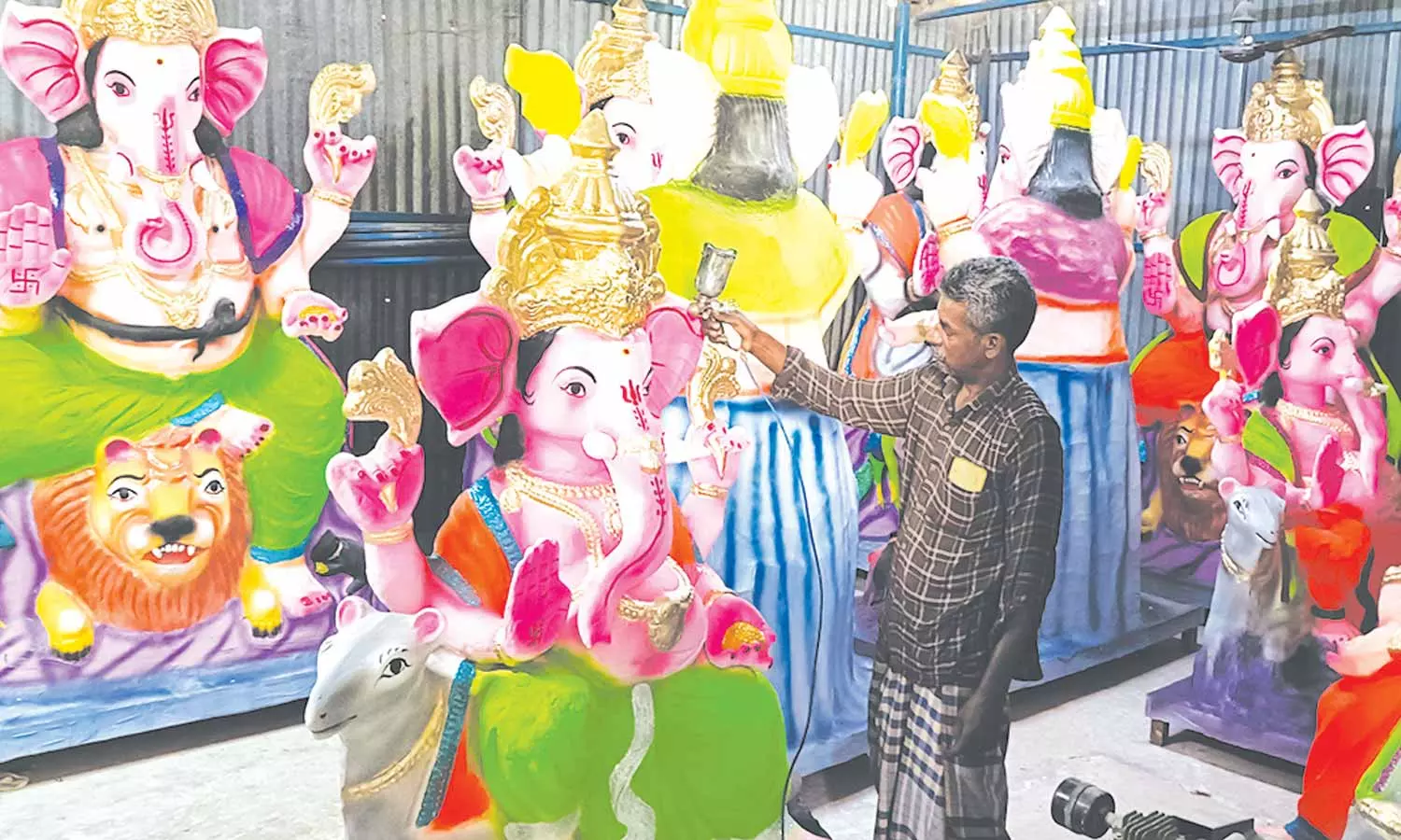 மரவள்ளிக்கிழங்கால் தயார் செய்யப்படும் விநாயகர் சிலைகள்