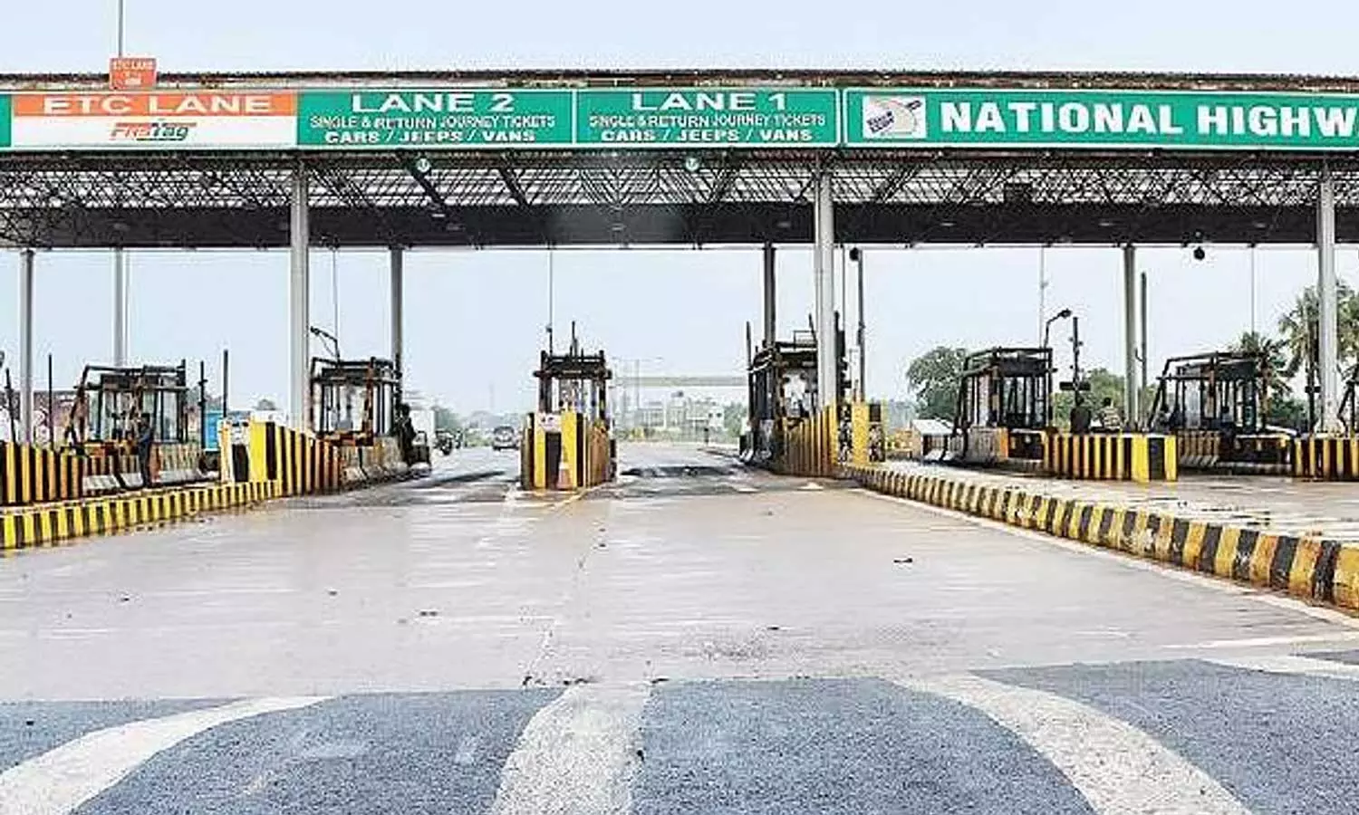 சுங்கச்சாவடி மீது பயங்கரமாக மோதிய கண்டெய்னர் லாரி: அதிர்ஷ்டவசமாக உயிர் தப்பிய ஊழியர் சுங்கச்சாவடி மீது பயங்கரமாக மோதிய கண்டெய்னர் லாரி: அதிர்ஷ்டவசமாக உயிர் தப்பிய ஊழியர்