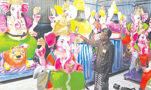 மரவள்ளிக்கிழங்கால் தயார் செய்யப்படும் விநாயகர் சிலைகள்