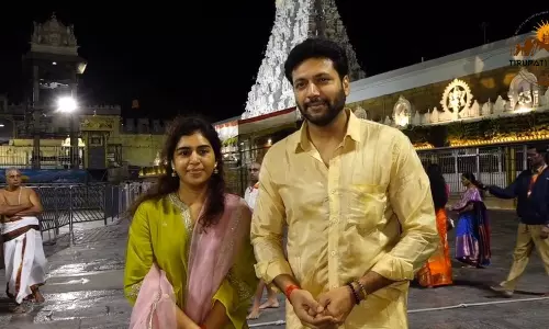 திருப்பதி ஏழுமலையான் கோயிலில் நடிகர் ரவிமோகன் - கெனிஷா வழிபாடு