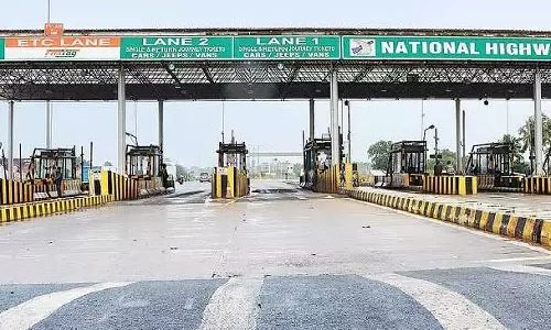 சுங்கச்சாவடி மீது பயங்கரமாக மோதிய கண்டெய்னர் லாரி: அதிர்ஷ்டவசமாக உயிர் தப்பிய ஊழியர்