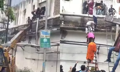 தொழிற்சாலையில் அமோனியா வாயு கசிவு.. உள்ளே சிக்கிய 30 தொழிலாளர்களை சுவரை உடைத்து  மீட்ட தீயணைப்பு படை