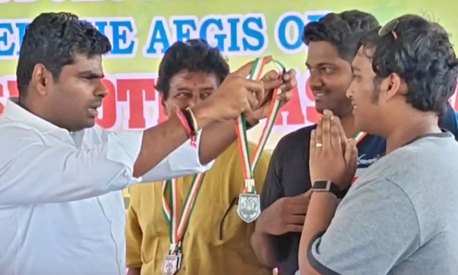 அண்ணாமலையிடமிருந்து பதக்கத்தை கழுத்தில் வாங்க மறுத்த அமைச்சர் TRB ராஜாவின் மகன்