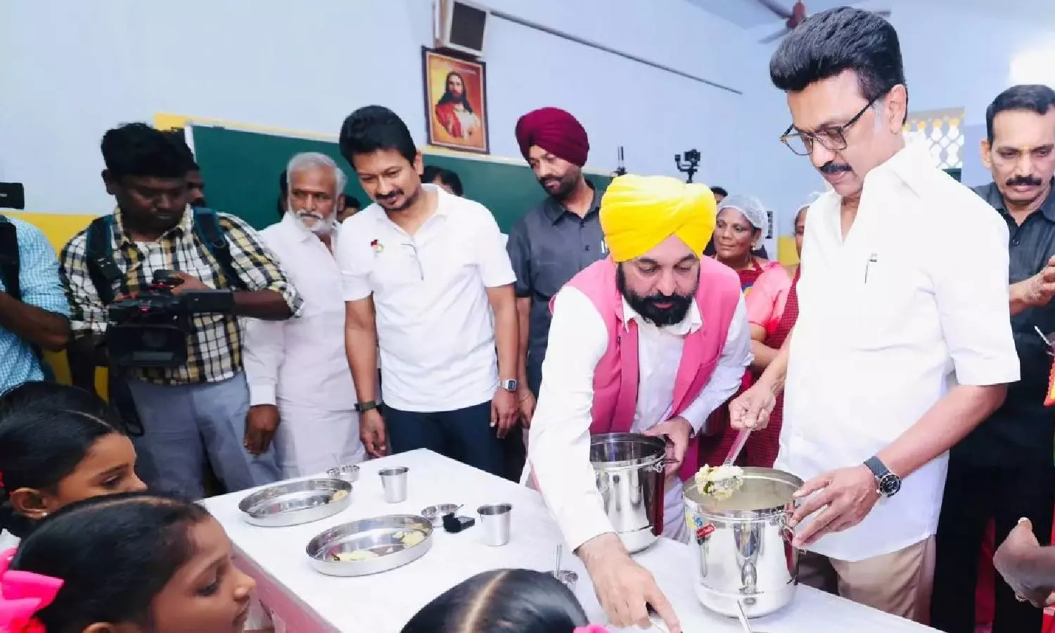 தமிழ்நாட்டை தொடர்ந்து பஞ்சாபிலும் காலை உணவுத் திட்டம் : முதலமைச்சர் பகவந்த் மான் தமிழ்நாட்டை தொடர்ந்து பஞ்சாபிலும் காலை உணவுத் திட்டம் : முதலமைச்சர் பகவந்த் மான்