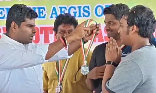 அண்ணாமலையிடமிருந்து பதக்கத்தை கழுத்தில் வாங்க மறுத்த அமைச்சர் TRB ராஜாவின் மகன்