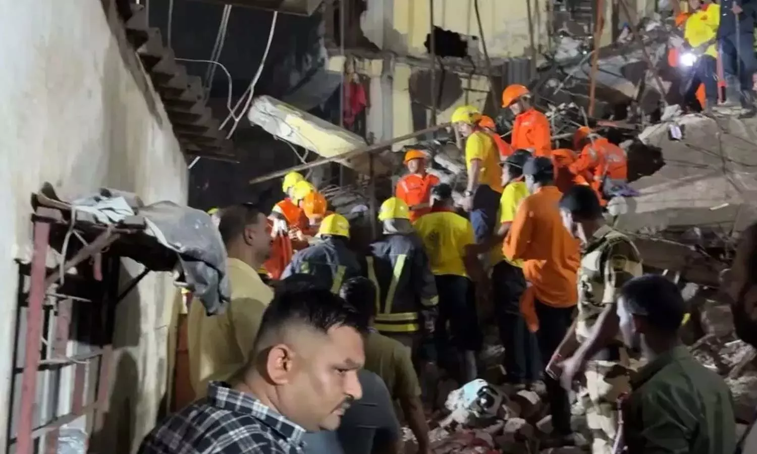 மும்பை: 4 மாடி கட்டிடத்தின் ஒரு பகுதி இடிந்து விழுந்து 3 பேர் பலி