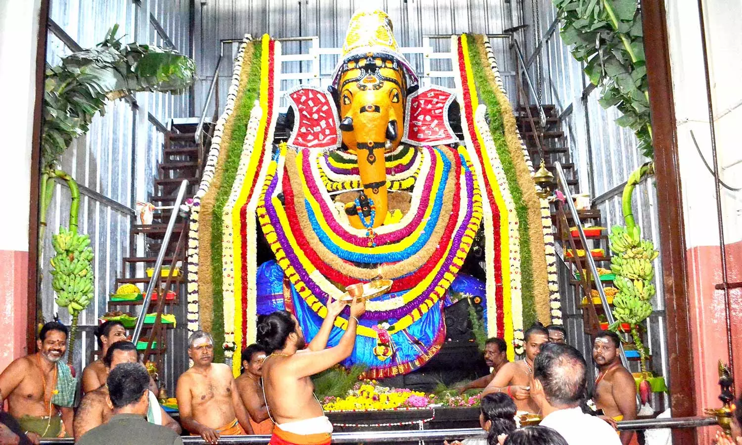 கோவை புளியகுளம்  முந்தி விநாயகருக்கு 4 டன் மலர்களால் ராஜ அலங்காரம்- பக்தர்கள் வழிபாடு