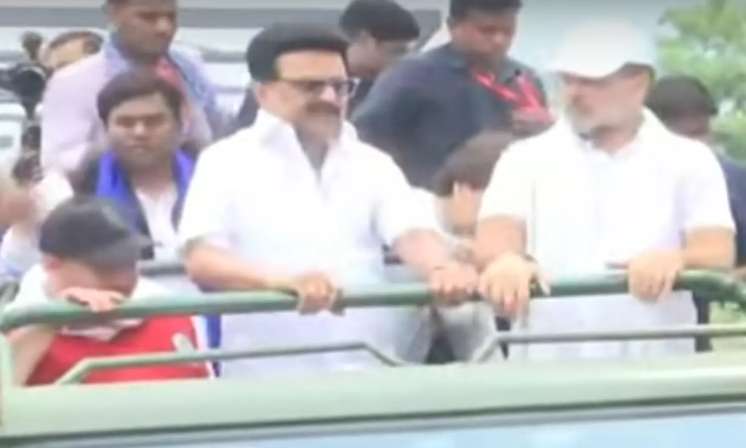 ராகுல் காந்தி பேரணி- மு.க.ஸ்டாலின், கனிமொழி, தேஜஸ்வி பங்கேற்றனர் ராகுல் காந்தி பேரணி- மு.க.ஸ்டாலின், கனிமொழி, தேஜஸ்வி பங்கேற்றனர்