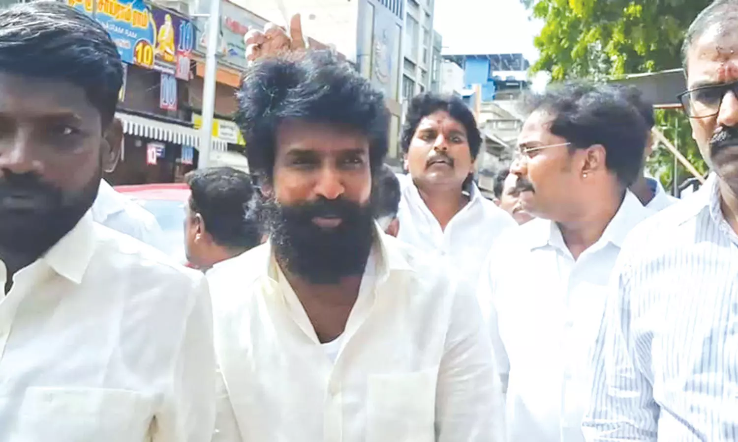 அரசியலை தாண்டி எல்லோரும் எல்லாவற்றையும் மதிக்க வேண்டும்- விஜய்யின் விமர்சனம் குறித்து நடிகர் சூரி கருத்து