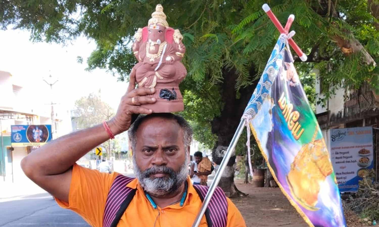 கையில் மாதா கொடியுடன் விநாயகர் சிலையை தலையில் சுமந்து வேளாங்கண்ணிக்கு பாதயாத்திரை செல்லும் பக்தர்