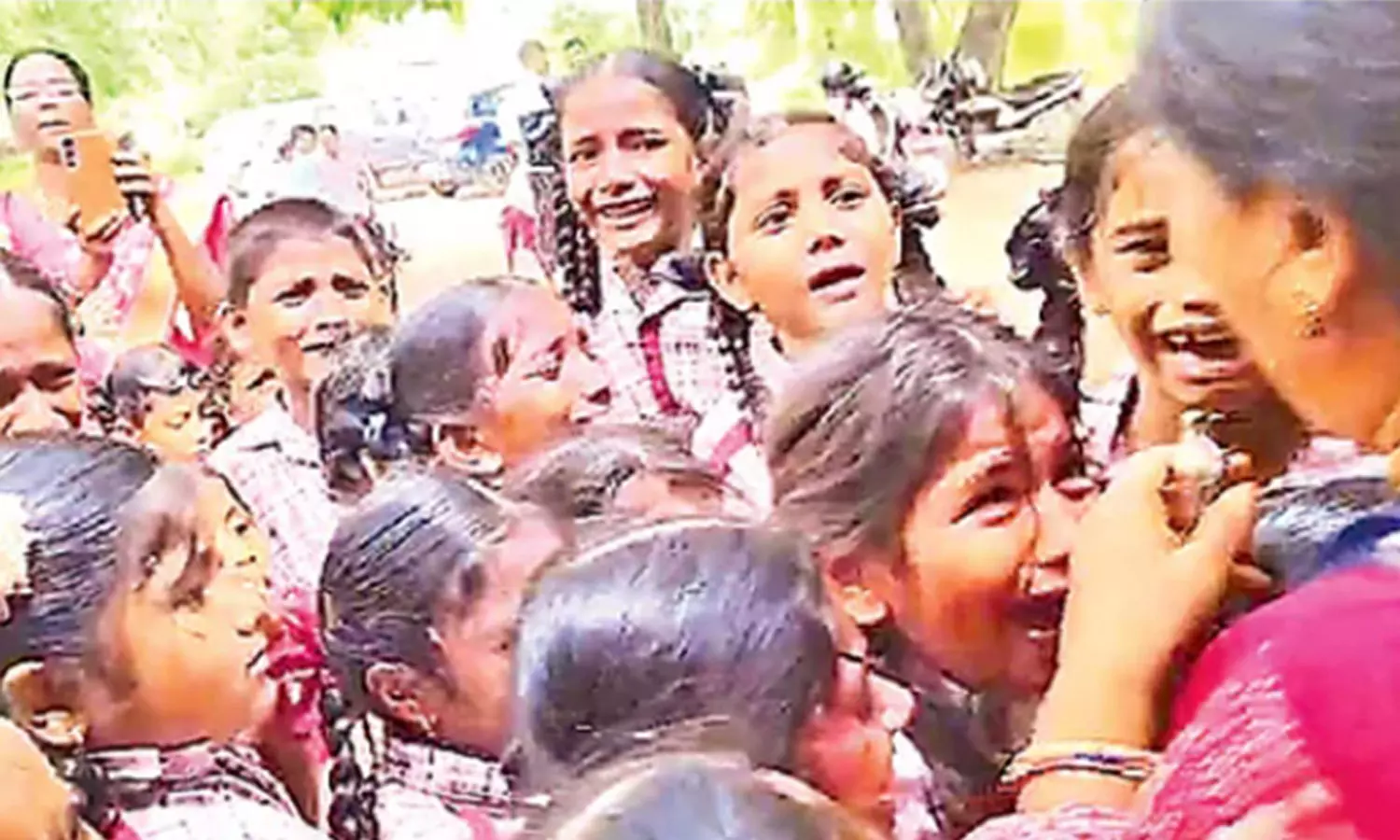 மேடம் போகாதீர்கள்... ஆசிரியையை கட்டிப்பிடித்து கதறி அழுத பள்ளி குழந்தைகள்