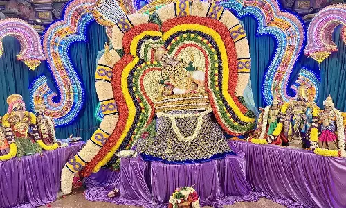 சதுர்த்தி விழா கோலாகலம்: தங்க கவசத்தில் ஜொலித்த புதுச்சேரி மணக்குள விநாயகர்