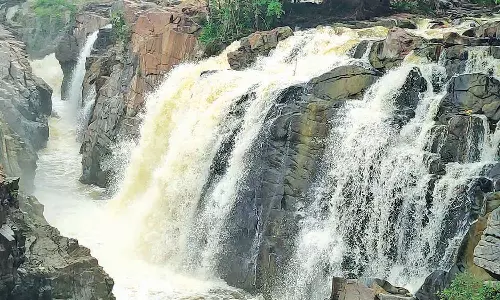 தொடர்ந்து 2-வது நாளாக ஒகேனக்கல்லுக்கு நீர்வரத்து 6,500 கனஅடியாக நீடிப்பு