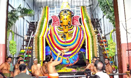 கோவை புளியகுளம்  முந்தி விநாயகருக்கு 4 டன் மலர்களால் ராஜ அலங்காரம்- பக்தர்கள் வழிபாடு