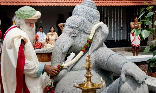 தடைகள் நீங்கட்டும், புத்தி மலரட்டும் - சத்குருவின் விநாயகர் சதுர்த்தி வாழ்த்துகள்!