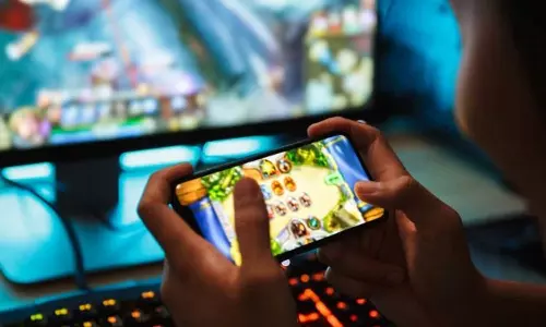 ஆன்லைன் விளையாட்டுக்கு அடிமை: ஆசைவார்த்தை கூறிய பையன்- வீட்டில் இருந்து மாயமான சிறுமிகள்..!