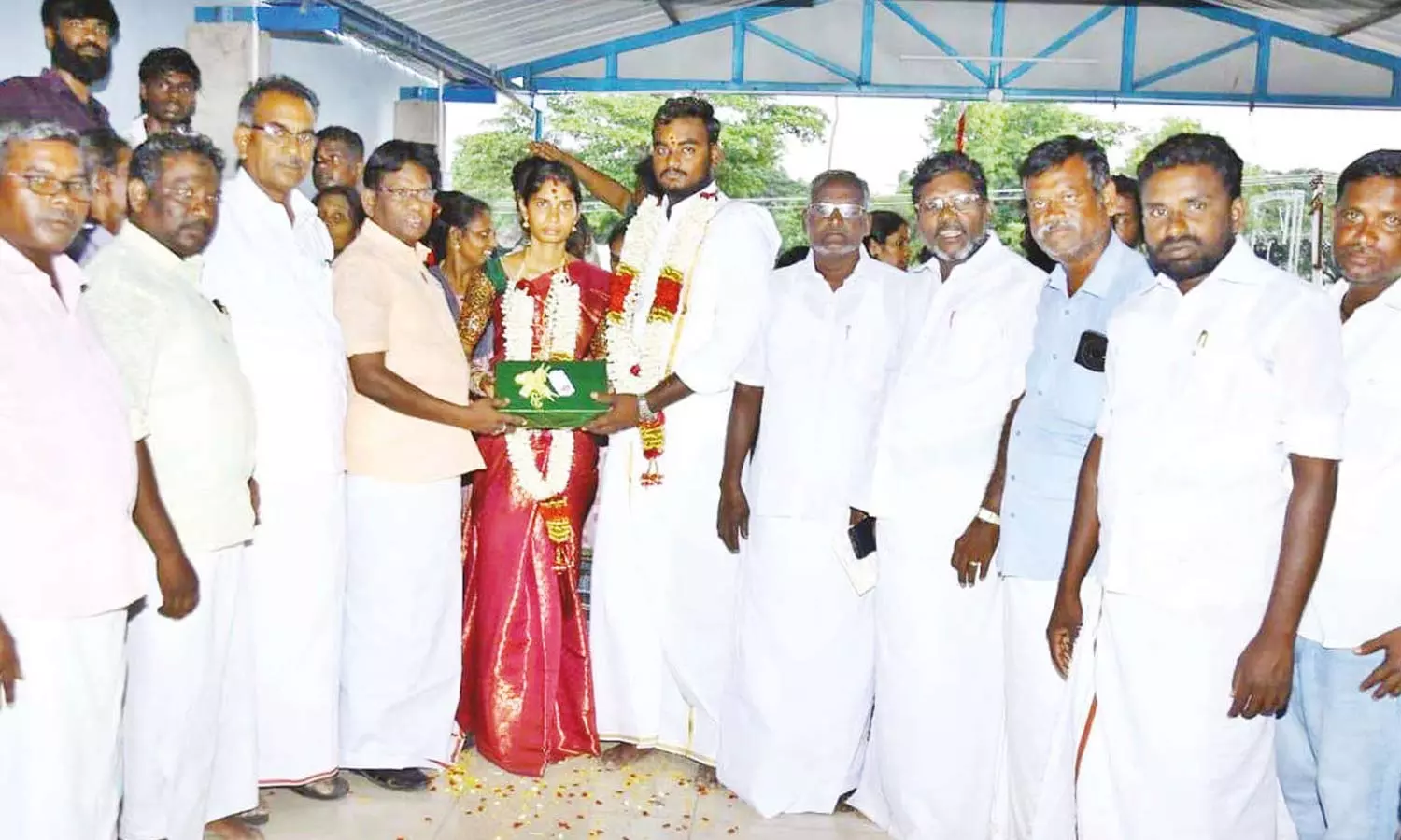 திடீரென மாயமான வாலிபரை தேடிப்பிடித்து காதலியிடம் ஒப்படைத்த போலீசார்:  CPM அலுவலகத்தில் கரம்பிடித்த ஜோடி