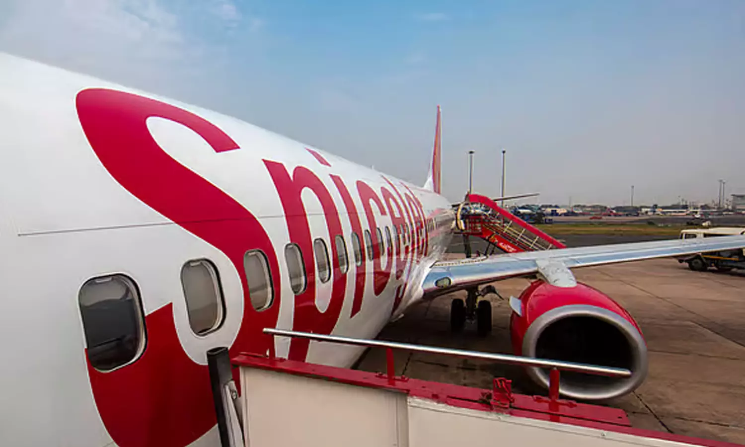 மதுரையில் விமானத்தில் தொழில்நுட்ப கோளாறு- பயணிகள் வாக்குவாதம்