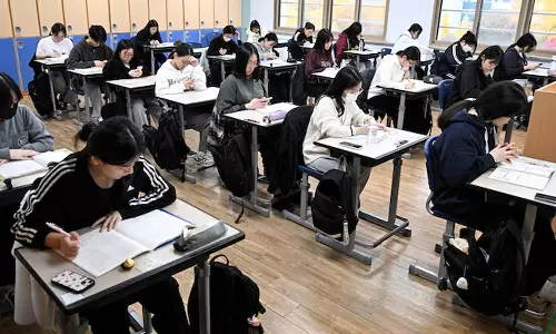 தென்கொரியா: பள்ளியில் மாணவர்கள் செல்போன் பயன்படுத்த தடை