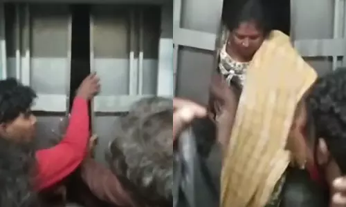 மூலகொத்தளம் வீட்டு வசதி வாரிய குடியிருப்பில் லிப்டில் சிக்கி தவித்த பெண்கள்