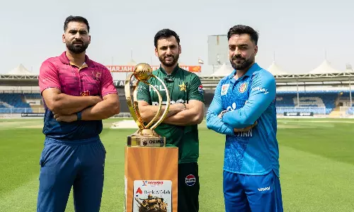 ஆசிய கோப்பைக்கு தயாராகும் வகையில் முத்தரப்பு தொடர்: கோப்பையுடன் போஸ் கொடுக்கும் கேப்டன்கள்..!