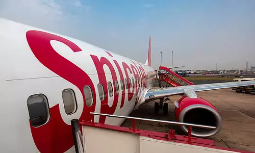 மதுரையில் விமானத்தில் தொழில்நுட்ப கோளாறு- பயணிகள் வாக்குவாதம்