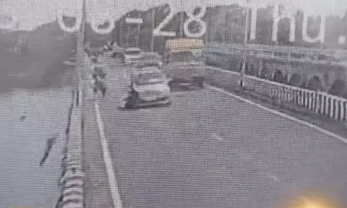 பைக் மீது மோதிய கார்- தூக்கிவீசப்பட்டு ஆற்றில் விழுந்த இளைஞர் சடலமாக மீட்பு