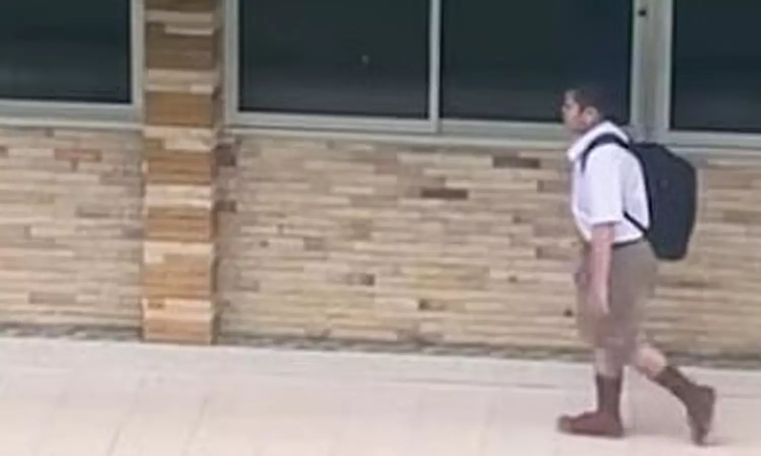 சிலையாக நின்ற மாணவன்- காரணம் என்ன? வைரலாகும் வீடியோ