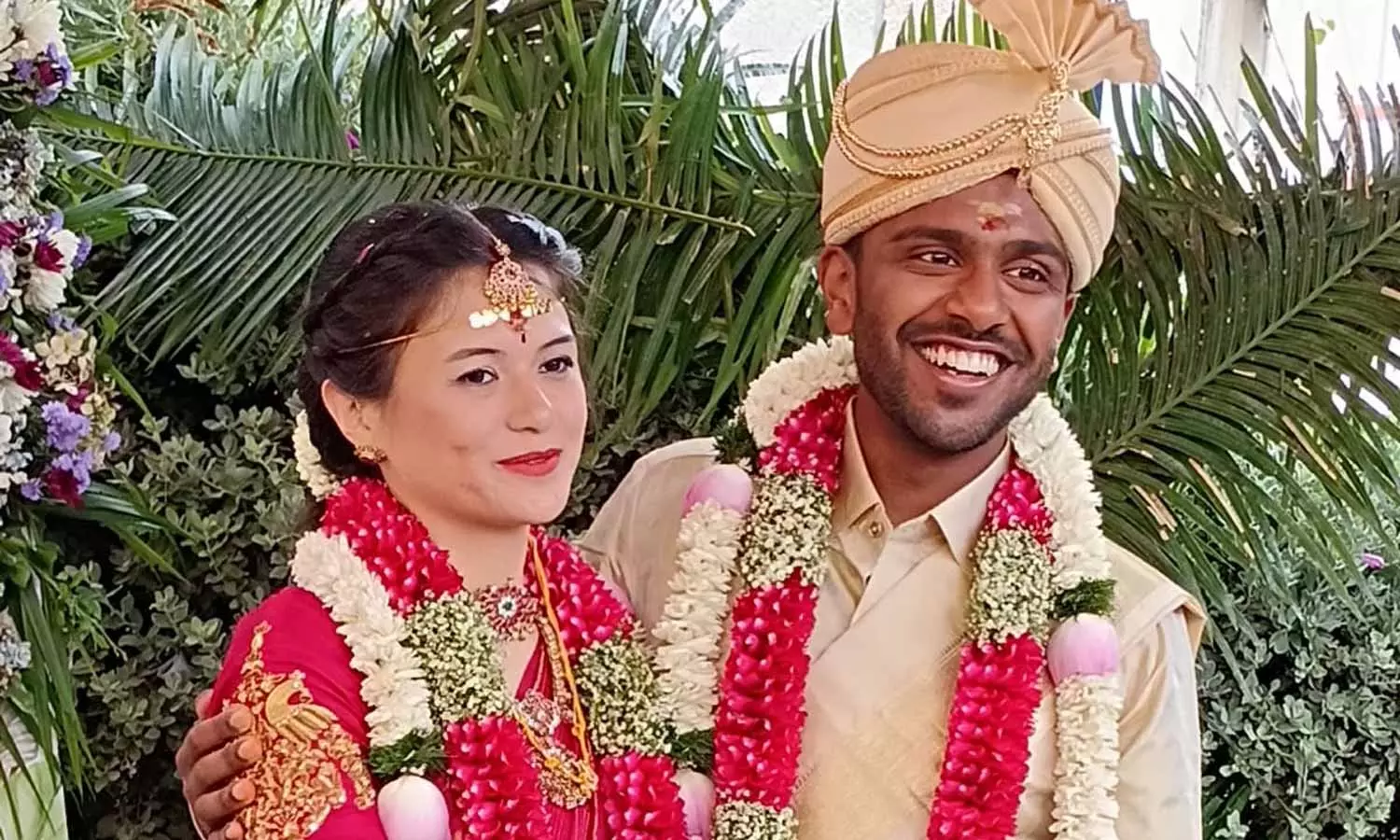 அமெரிக்க பெண்ணை கரம்பிடித்த கோவை வாலிபர்- தமிழ்முறைப்படி திருமணம் செய்து கொண்டனர்