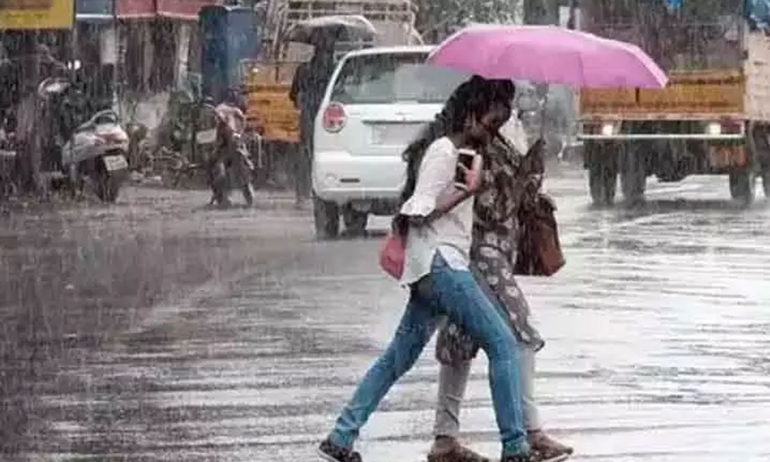 ஏற்காட்டில் 2 மணி நேரம் கொட்டிய கனமழை: குளிர்ச்சியான சீதோஷ்ணத்தால் பொதுமக்கள் மகிழ்ச்சி