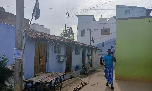 வரட்டுப்பள்ளம் அணையில் மீன்பிடிக்க அனுமதி கேட்டு மீனவர்கள் போராட்டம்