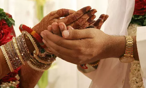 வேறொரு பெண்ணுடன் திருமணம்: காதலி போலீசில் புகார் செய்ததால் புதுமாப்பிள்ளை தலைமறைவு