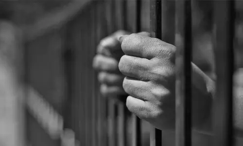 இரட்டை பெண் குழந்தைகளை கால்வாயில் வீசி கொலை செய்த தாய்க்கு வாழ்நாள் சிறை..!