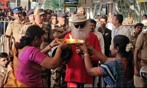 மூளை அறுவை சிகிச்சைக்கு பிறகு மோட்டார் சைக்கிளில் கைலாய யாத்திரை மேற்கொண்ட சத்குரு
